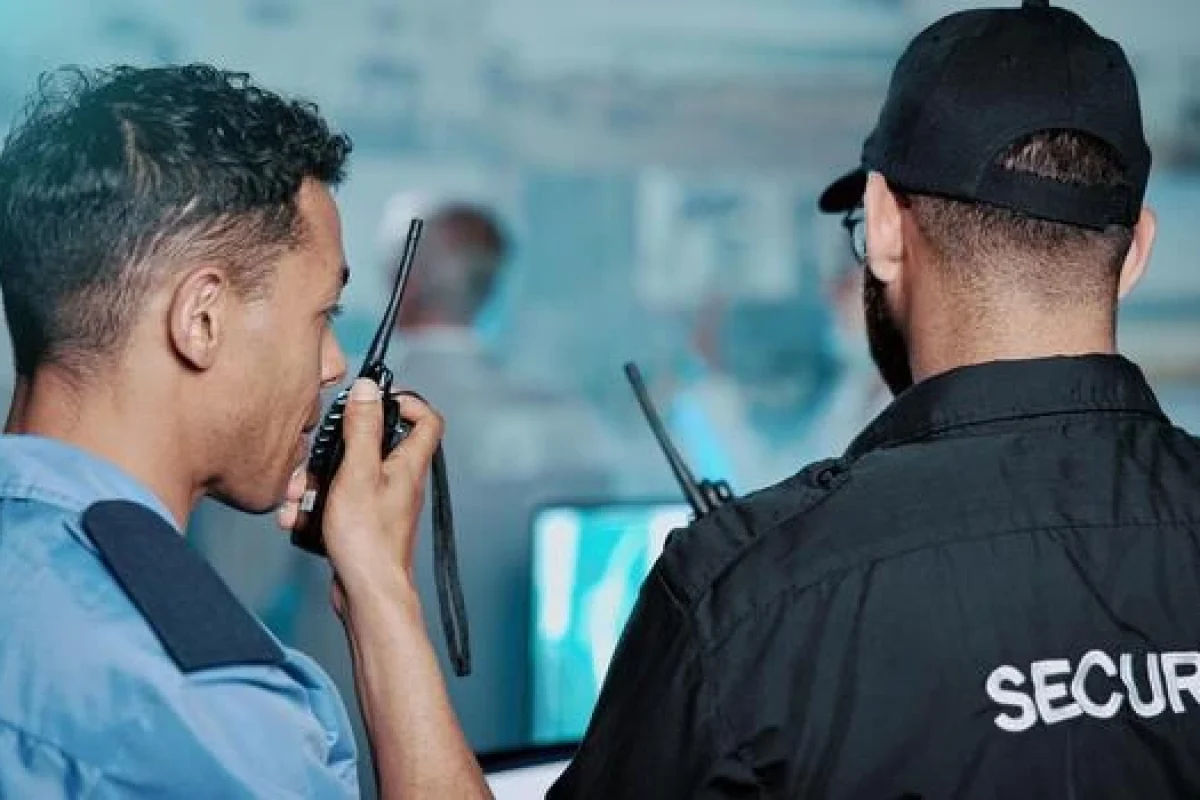 security-personnel-communication-walkie-talkies-photo